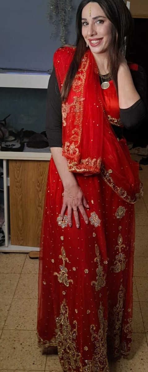 בגד הודי לנשים בצבע אדום